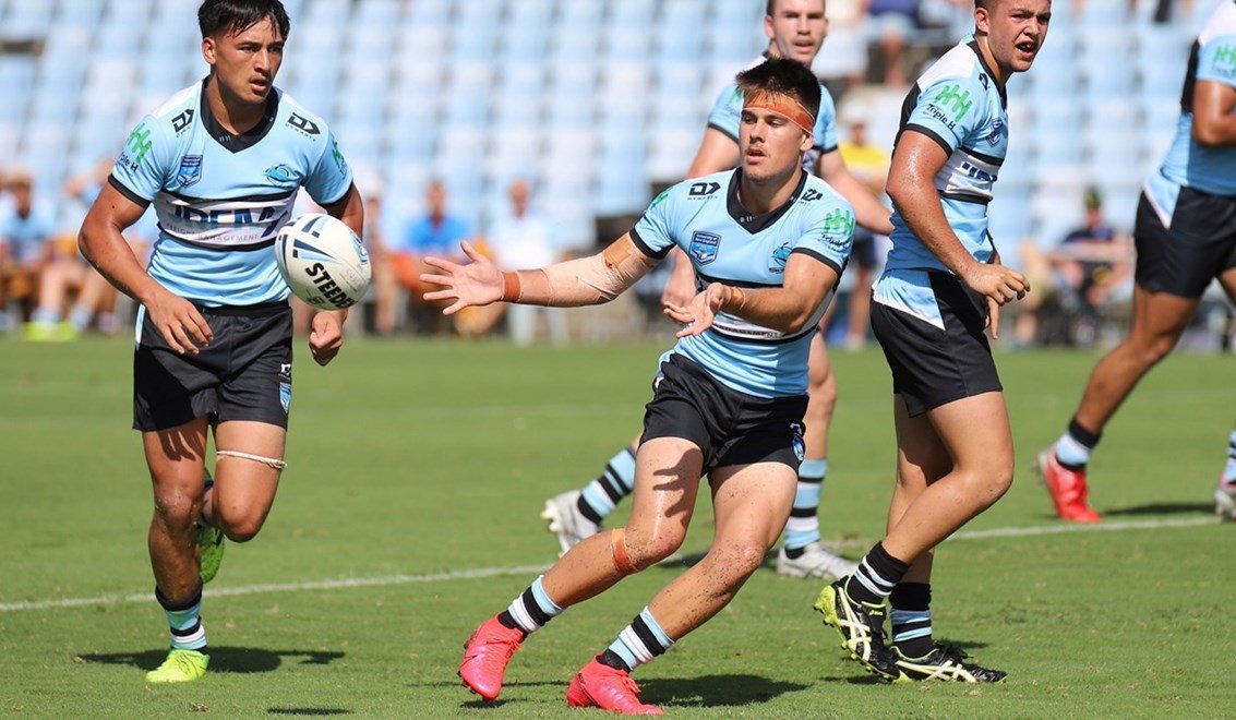 Hooker Kobie Wilson sends the Cronulla Sharks into another attack (Photo : Steve Montgomery)