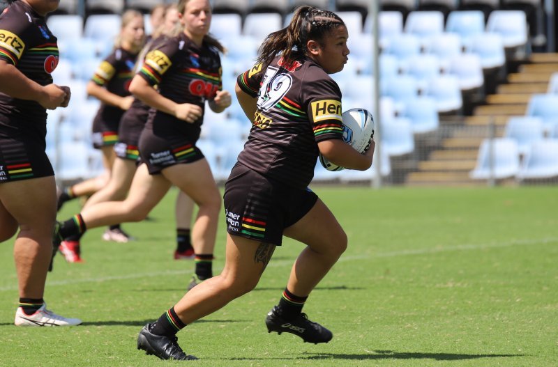 Timea Pasili runs up the middle of Shark Park in the Panthers Rnd 4 match against the Sharks in the Tarsha Gale Cup (Photo : Steve Montgomery)