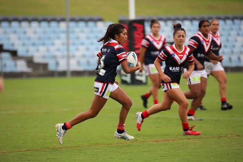Sydney Roosters Indigenous Academy winger Shernille Ellis runs the footy from defense at Shark Park in Round 6 of the NSWRL Harvey Norman Tarsha Gale Cup against the Sharks (Photo : Steve Montgomery)