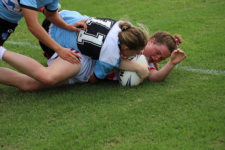 Stella Tijou battles her way to one of her 2 tries in Rnd 5 v the Sharks (Photo : Steve Montgomery)