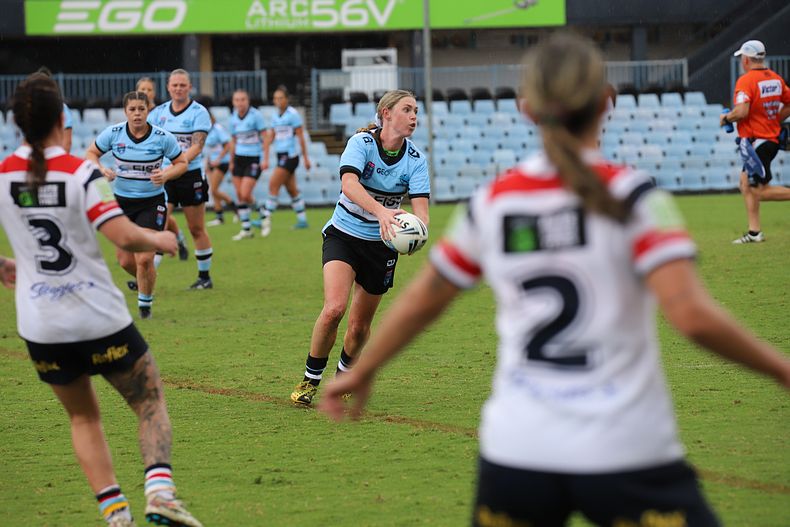 Maddie Studdon sets up the Sharks deadly attack in Rnd 1 of the Harvey Norman Women's Premiership (Photo : Steve Montgomery)