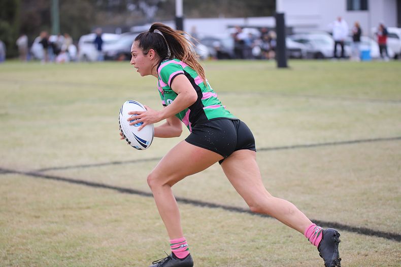 Rabbitoh's Full Back Tahlia Hunter running the footy out of Defense again (Photo : Steve Montgomery)