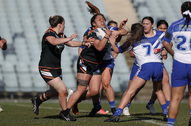 Mina Hanisi charges into the Bulldogs defence in the HNWP Elimination Final (Photo : Bryden Sharpe bsphotos.com.au)