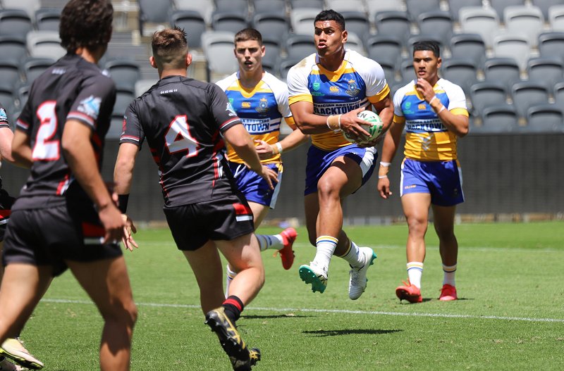 David Langi runs at the Endeavour line in the 2020 Schoolboy Cup Semi Final at Bankwest Stadium (photo : Steve Montgomery)