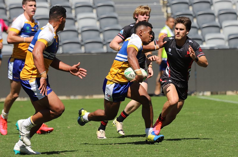 Sunia Turuva runs up the middle of Bankwest Stadium for Patrician Bro's, Blacktown in the Schoolboy Cup Semi Final v Endeavour (Photo : Steve Montgomery)