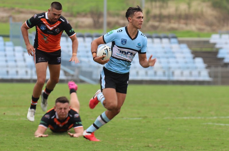 Sharks halfback Ryan Rivett on his way to score one of his 2 tries against the Tigers at Shark Park (Photo : Steve Montgomery)