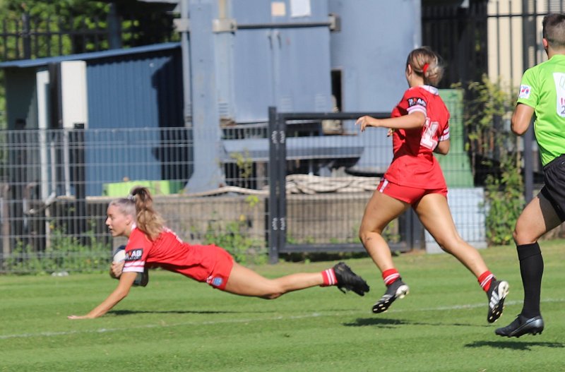 Illawarra Steelers Teagan Berry dives in for her 1st try in rnd 6 of the NSWRL Tarsha Gale Cup v Sharks (Photo : Steve Montgomery)