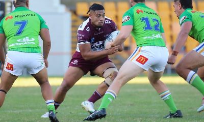 Manly SG Ball winger Uluaki Tuipulotu runs the ball from the danger zone (Photo : Steve Montgomery)