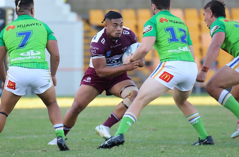 Manly SG Ball winger Uluaki Tuipulotu runs the ball from the danger zone (Photo : Steve Montgomery)