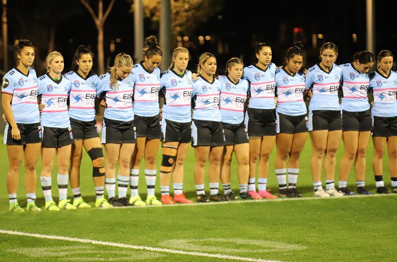 Sharks line up to pay respect for Wentworthville Magpies girls who passed away last week (Photo : Steve Montgomery)