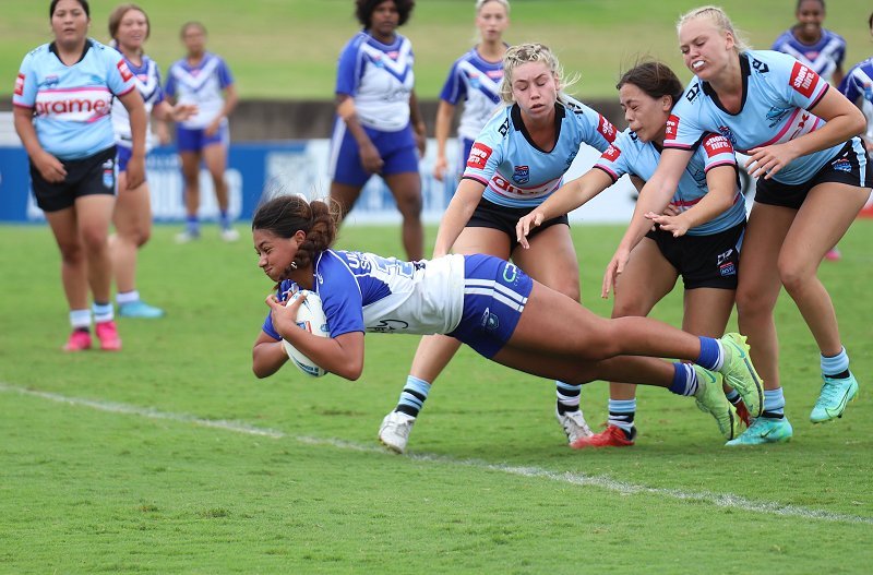 Canterbury-Bankstown Bulldogs lock Monalisa Soliola dives in for one of her 2 tries v Sharks (Photo : Steve Montgomery)