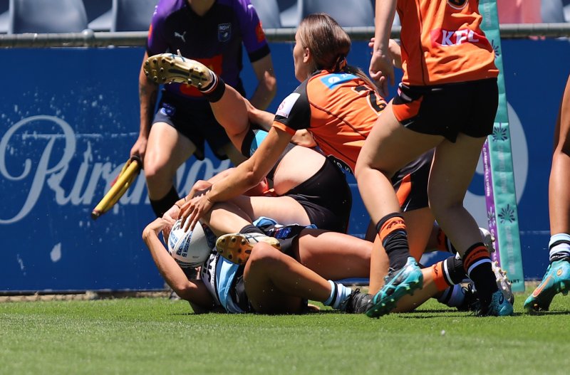Ella Barker rolling over for one of her two tries in Rnd 1 yesterday (Photo : Steve Montgomery)