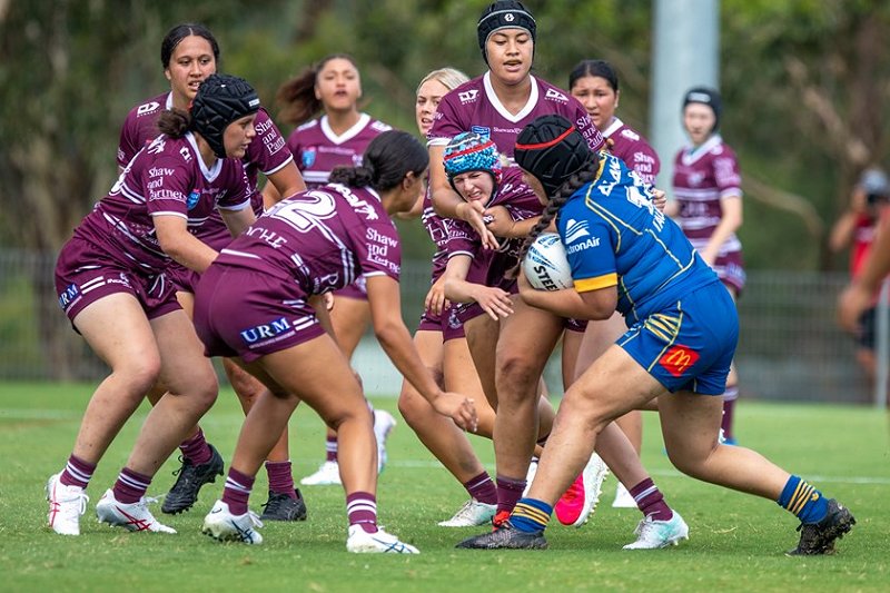 Working for each other....the Manly girls muscle up in defence ©Andrew Bateup