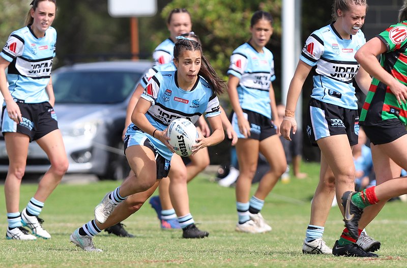 Bianca Cutrupi runs hard for the Cronulla Sharks Tarsha Gale Cup team (Photo : Steve Montgomery)