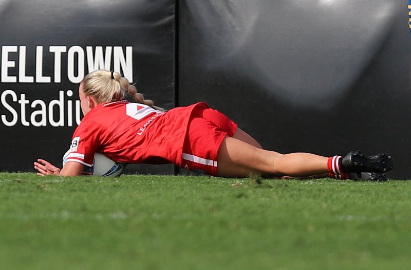 Mia-Rose Walsh (Steelers Tarsha Gale) dives for for an Elimination Final try (Photo : Steve Montgomery)