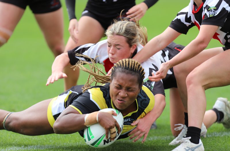Australian Schoolgirl Faustina Akeje dives in for a Semi Final try (Photo : Steve Montgomery)