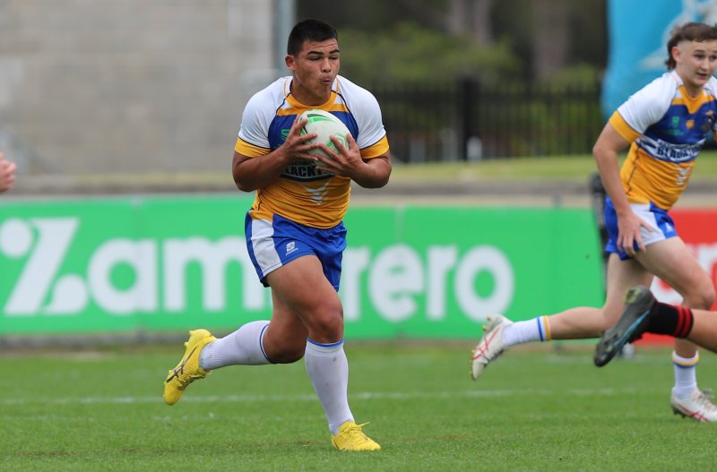 Australian Schoolboy Jacob Halangahu running up Shark Park (Photo - Steve Montgomery)