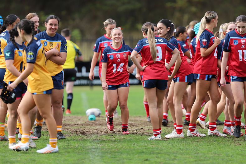 u16 Schoolgirls D1 RED v GOLD