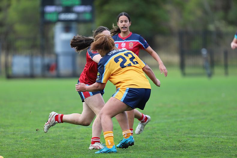 u16 Schoolgirls D1 RED v GOLD