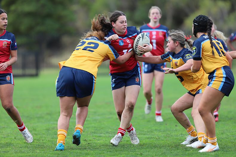 u16 Schoolgirls D1 RED v GOLD