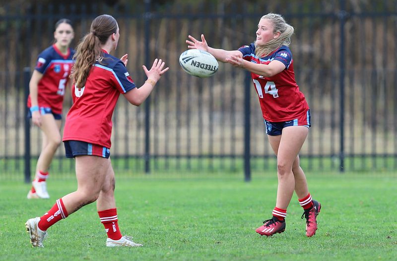 u16 Schoolgirls D1 RED v GOLD