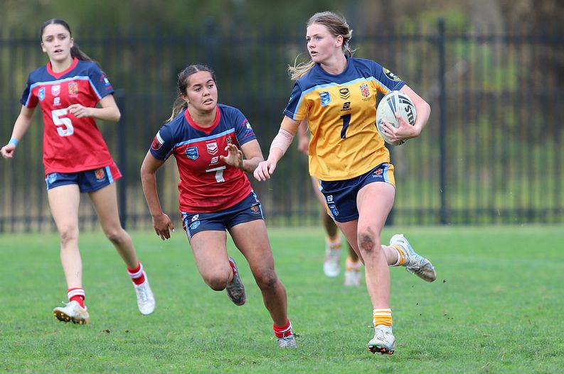 u16 Schoolgirls D1 RED v GOLD