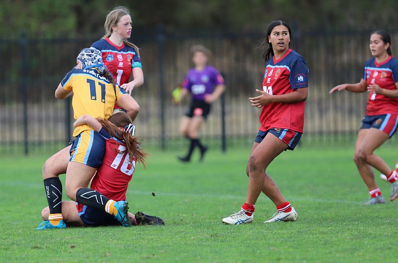 u16 Schoolgirls D1 RED v GOLD