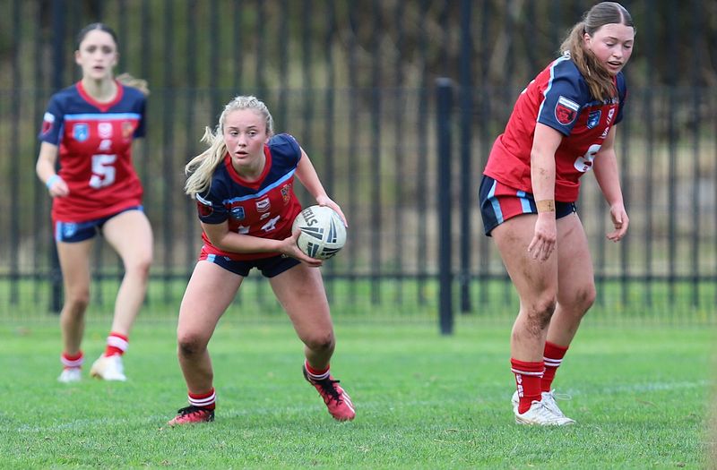 u16 Schoolgirls D1 RED v GOLD