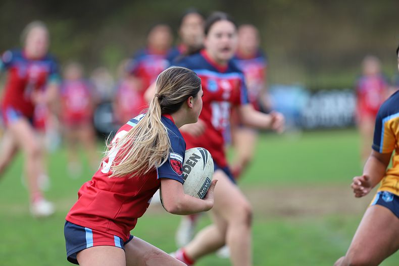 u16 Schoolgirls D1 RED v GOLD