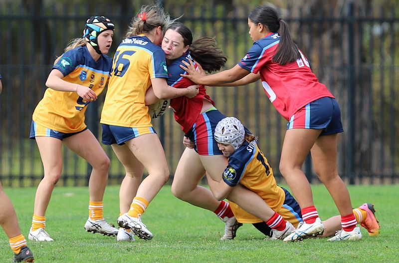 u16 Schoolgirls D1 RED v GOLD