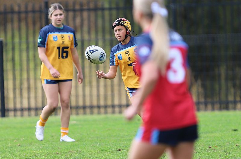 u16 Schoolgirls D1 RED v GOLD