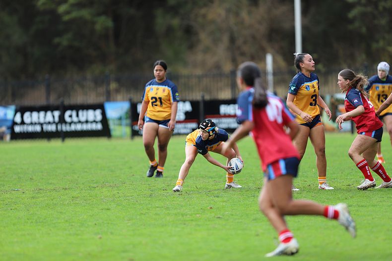 u16 Schoolgirls D1 RED v GOLD