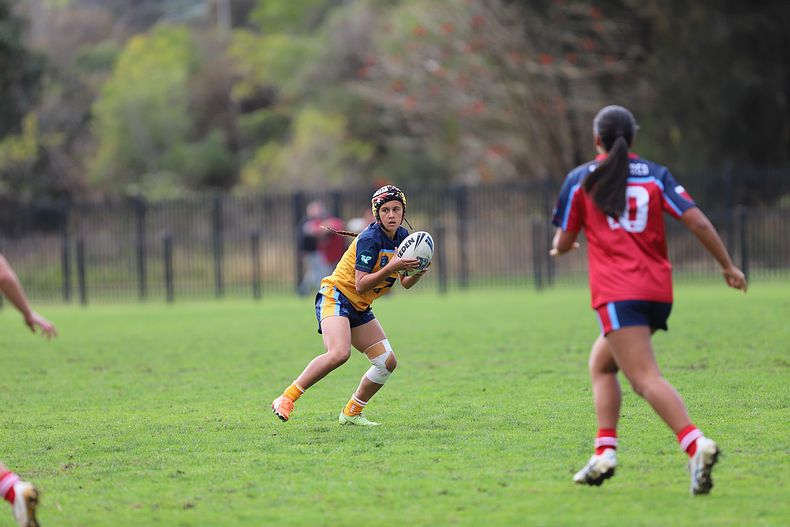 u16 Schoolgirls D1 RED v GOLD