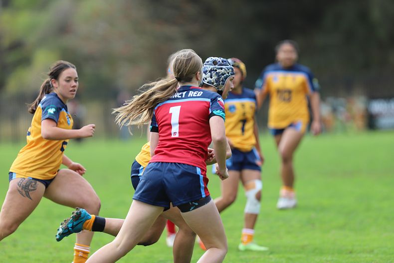 u16 Schoolgirls D1 RED v GOLD