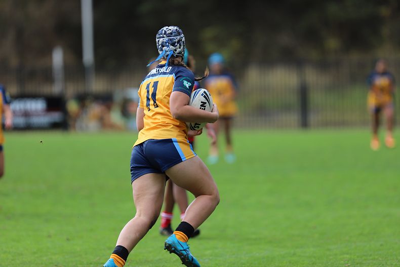 u16 Schoolgirls D1 RED v GOLD