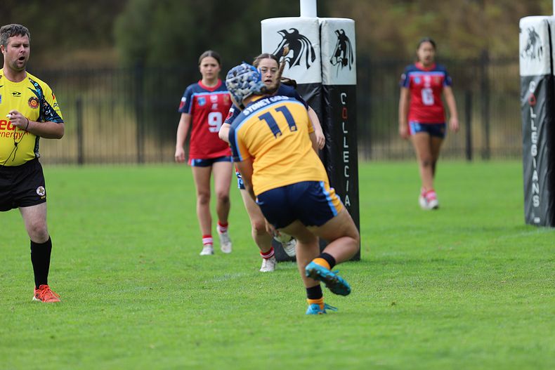 u16 Schoolgirls D1 RED v GOLD