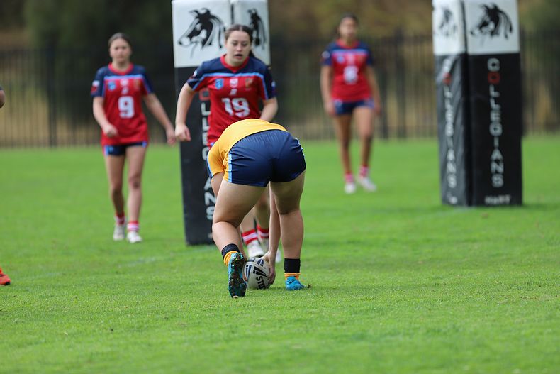 u16 Schoolgirls D1 RED v GOLD