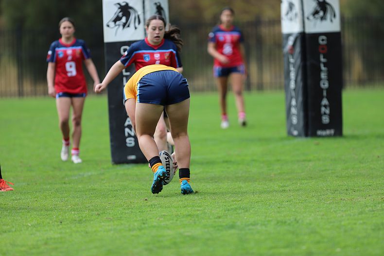 u16 Schoolgirls D1 RED v GOLD