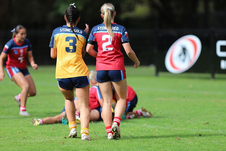 u16 Schoolgirls D1 RED v GOLD