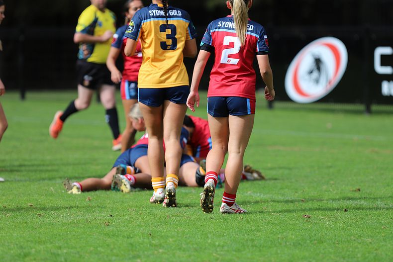 u16 Schoolgirls D1 RED v GOLD