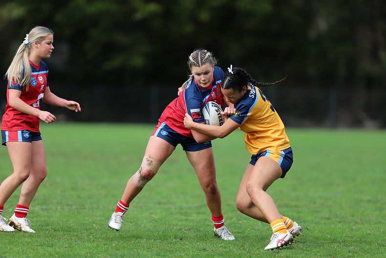 u16 Schoolgirls D1 RED v GOLD