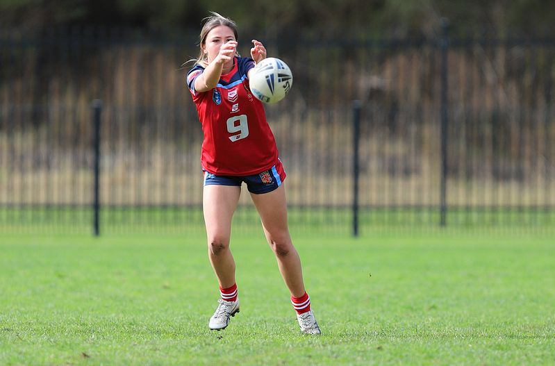 u16 Schoolgirls D1 RED v GOLD