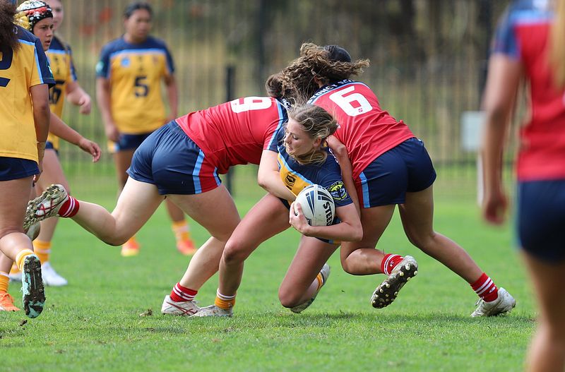 u16 Schoolgirls D1 RED v GOLD