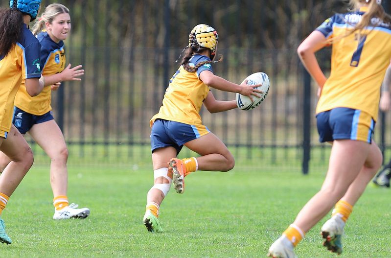 u16 Schoolgirls D1 RED v GOLD