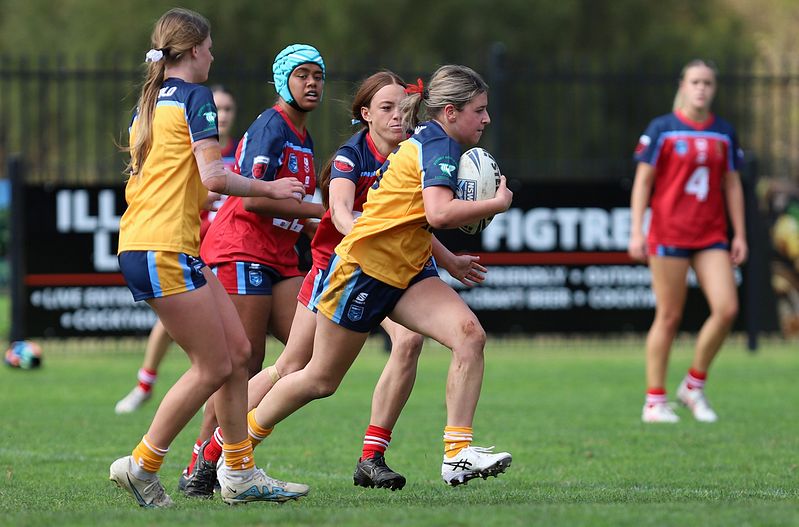 u16 Schoolgirls D1 RED v GOLD
