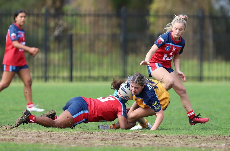 u16 Schoolgirls D1 RED v GOLD
