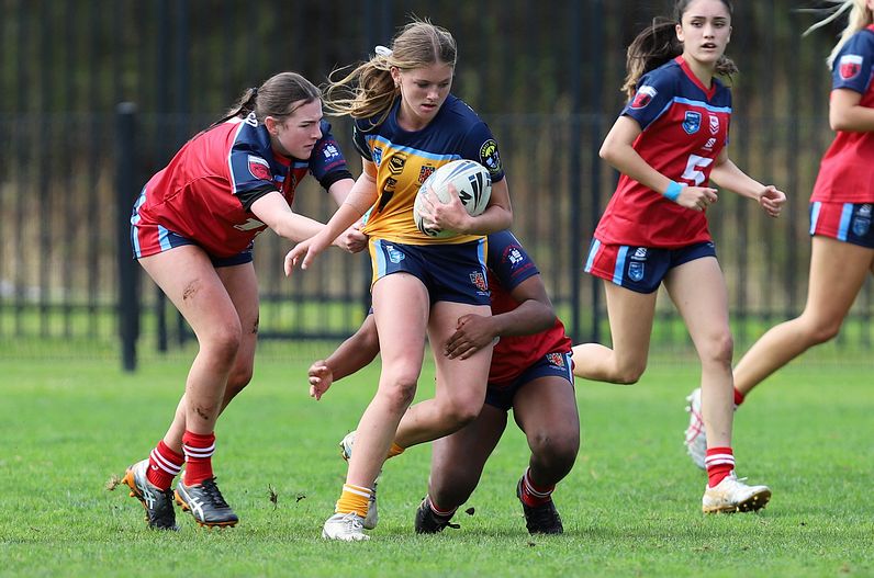 u16 Schoolgirls D1 RED v GOLD