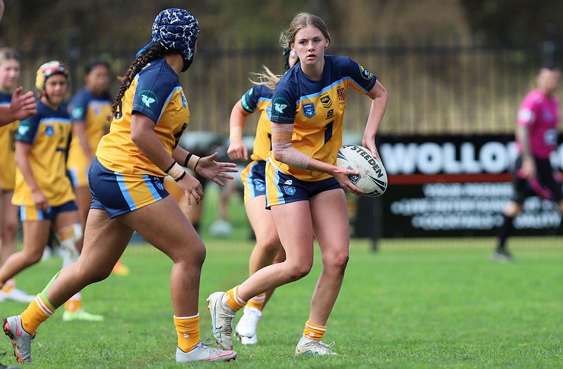 u16 Schoolgirls D1 RED v GOLD