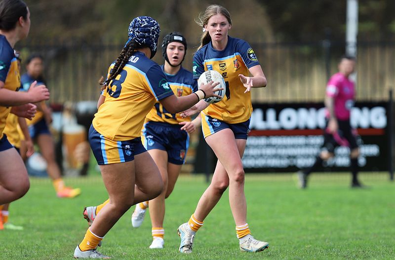 u16 Schoolgirls D1 RED v GOLD