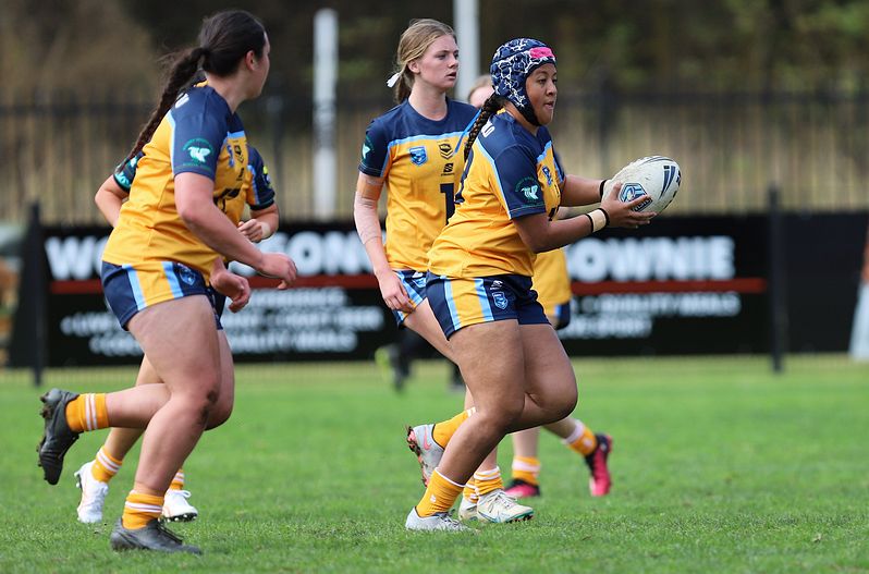 u16 Schoolgirls D1 RED v GOLD